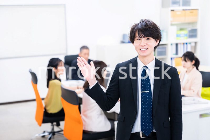 オフィスで指をさすビジネスマン