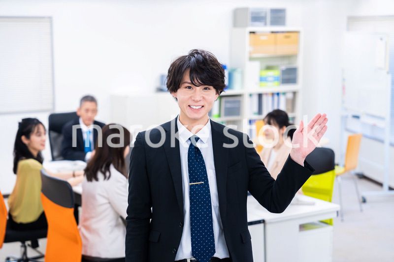 オフィスで指をさすビジネスマン