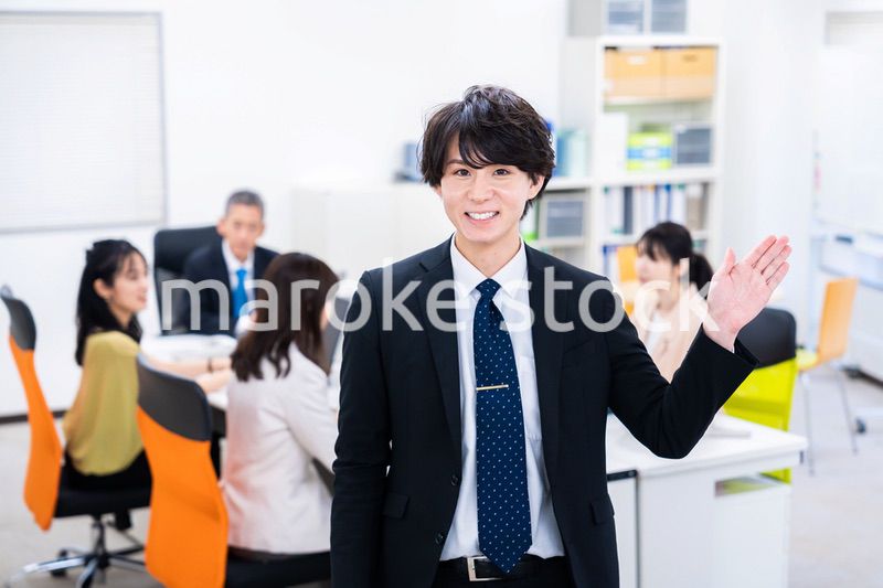 オフィスで指をさすビジネスマン