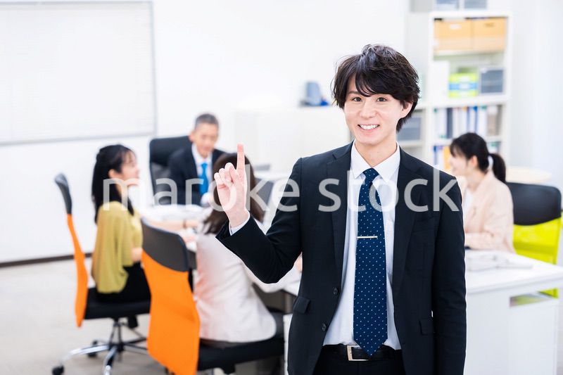 オフィスで指をさすビジネスマン