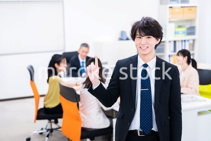 オフィスで指をさすビジネスマン