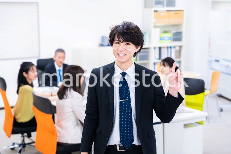 オフィスで指をさすビジネスマン