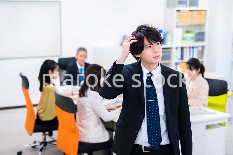 オフィスで悩むビジネスマン