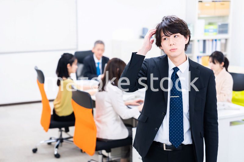 オフィスで悩むビジネスマン