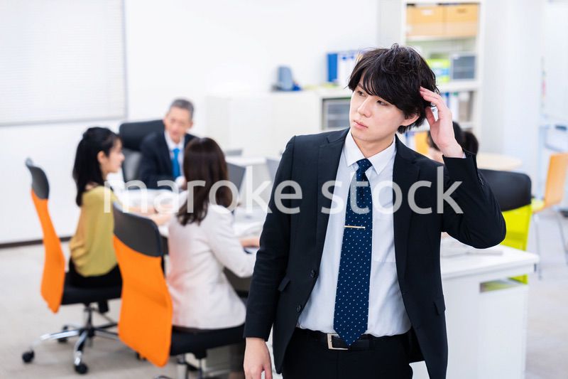 オフィスで悩むビジネスマン