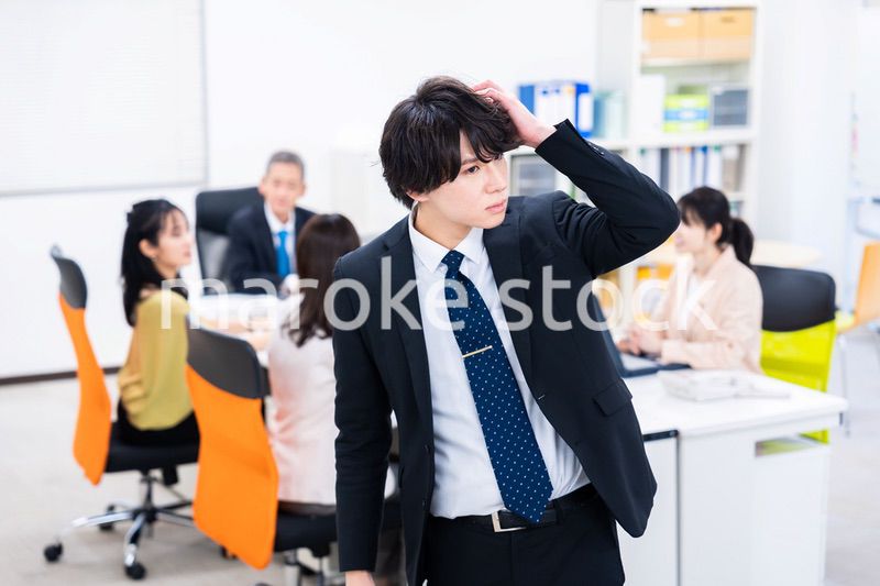 オフィスで悩むビジネスマン