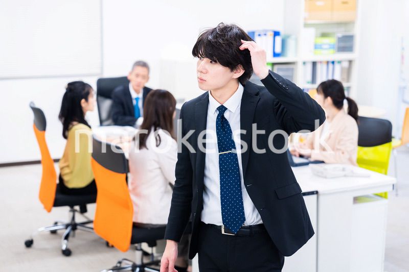 オフィスで悩むビジネスマン