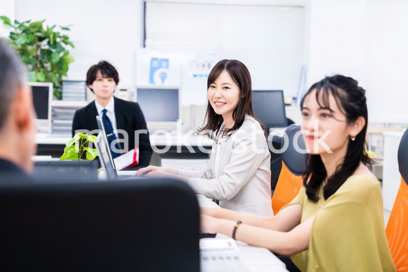 楽しくオフィスで仕事をするスタッフ