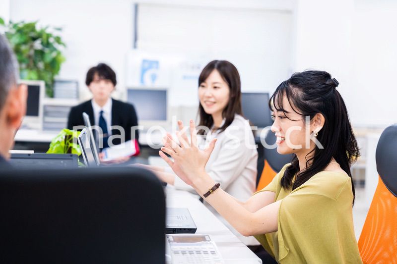 楽しくオフィスで仕事をするスタッフ