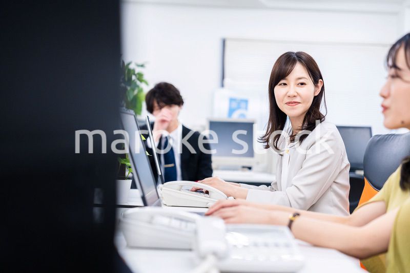 楽しくオフィスで仕事をするスタッフ