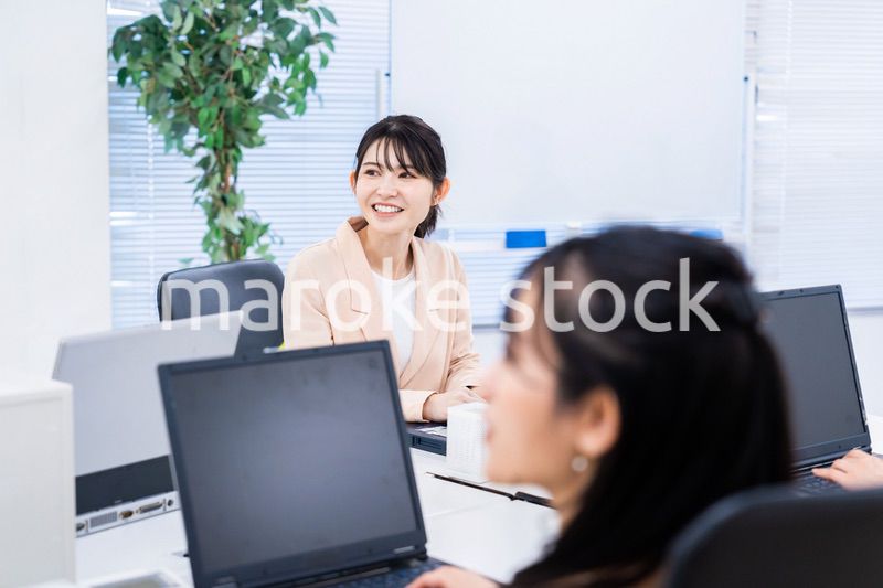 オフィスでデスクワークをする女性スタッフ