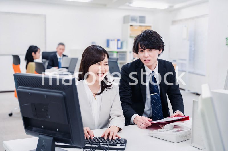 業務の引き継ぎをするビジネスパーソン