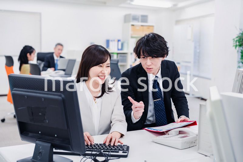 業務の引き継ぎをするビジネスパーソン