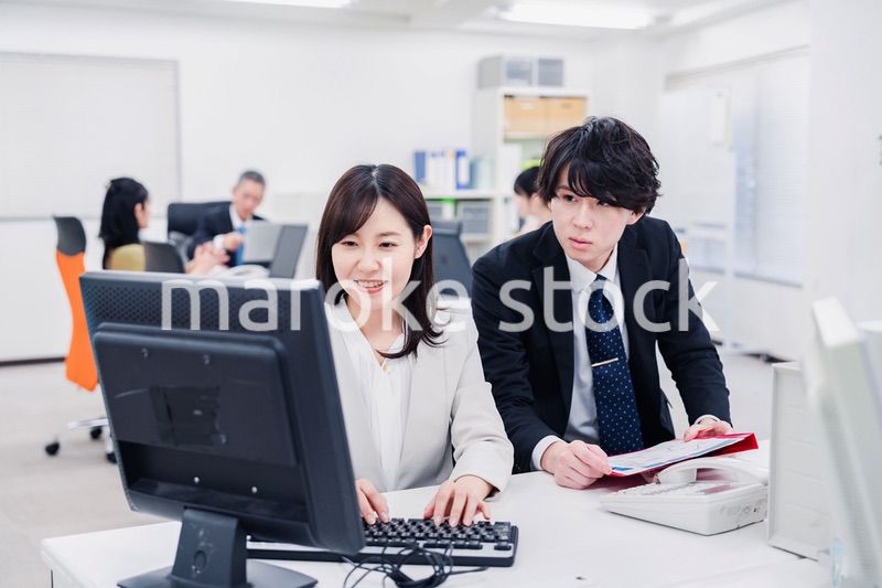 業務の引き継ぎをするビジネスパーソン