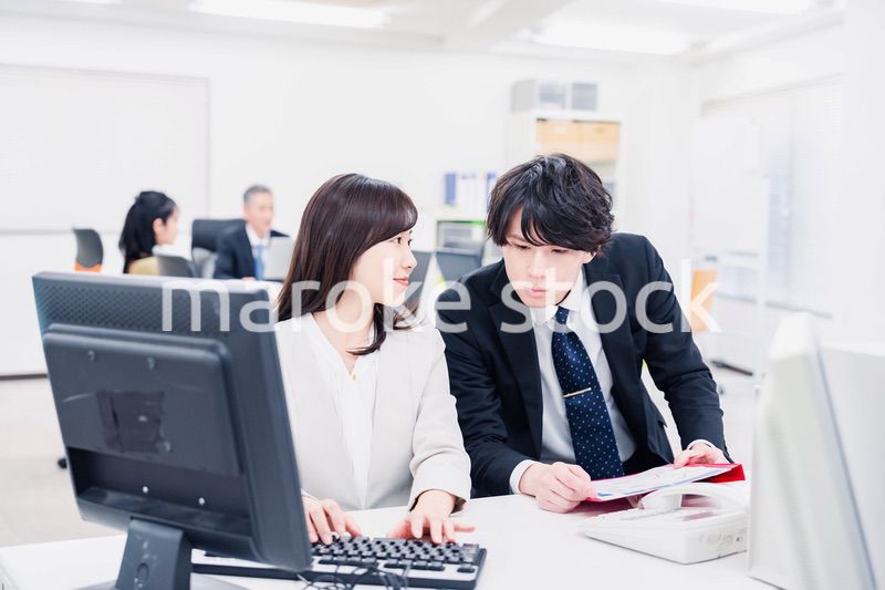 業務の引き継ぎをするビジネスパーソン