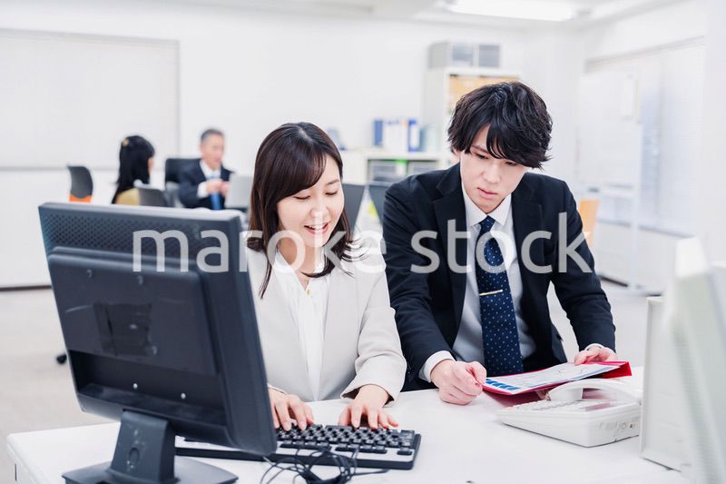 業務の引き継ぎをするビジネスパーソン