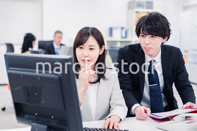 業務の引き継ぎをするビジネスパーソン