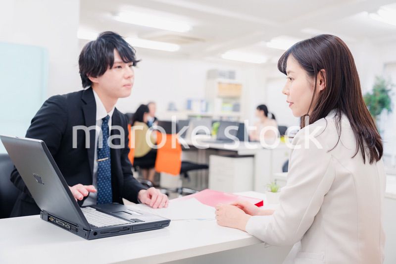 窓口で対応する男性スタッフ