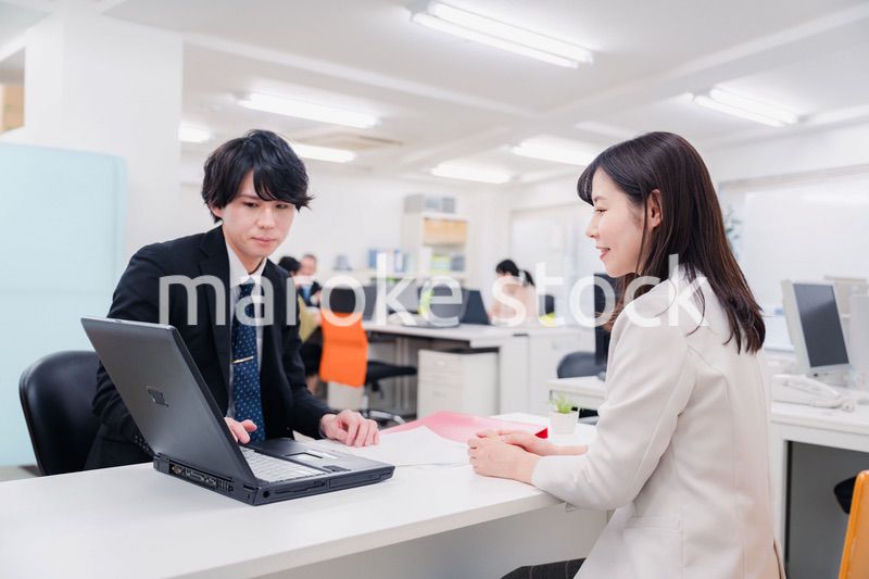 窓口で対応する男性スタッフ