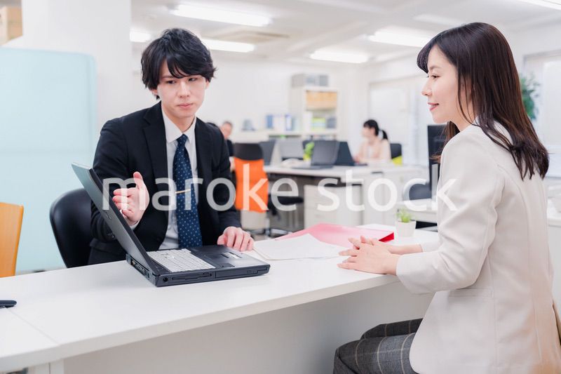 窓口で対応する男性スタッフ