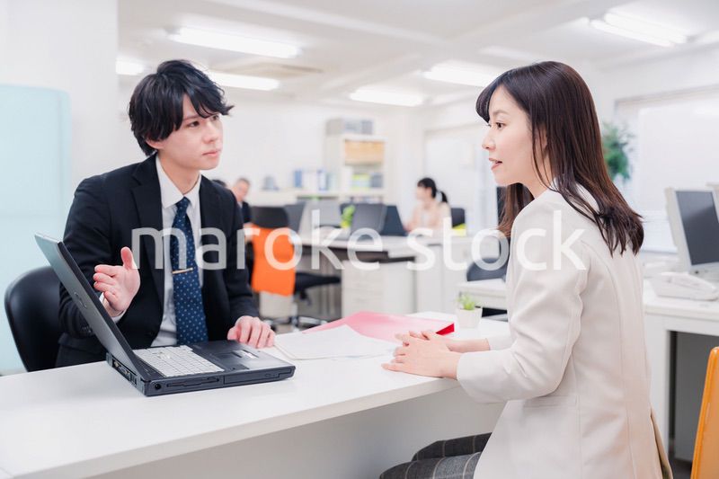 窓口で対応する男性スタッフ