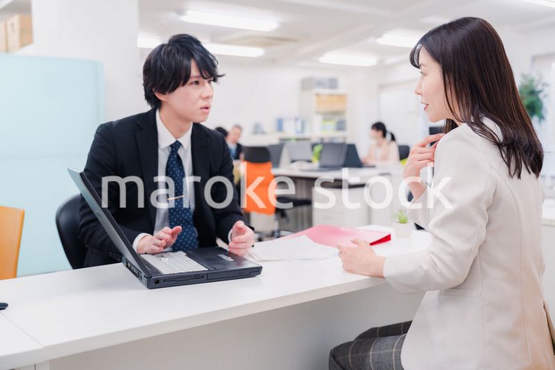 窓口で対応する男性スタッフ