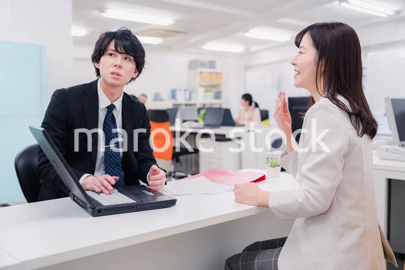 窓口で対応する男性スタッフ