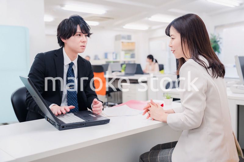 窓口で対応する男性スタッフ