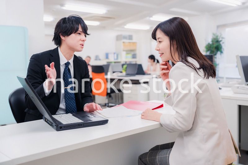 窓口で対応する男性スタッフ