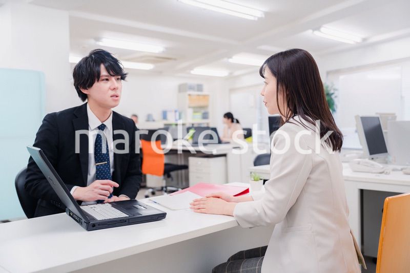 窓口で対応する男性スタッフ