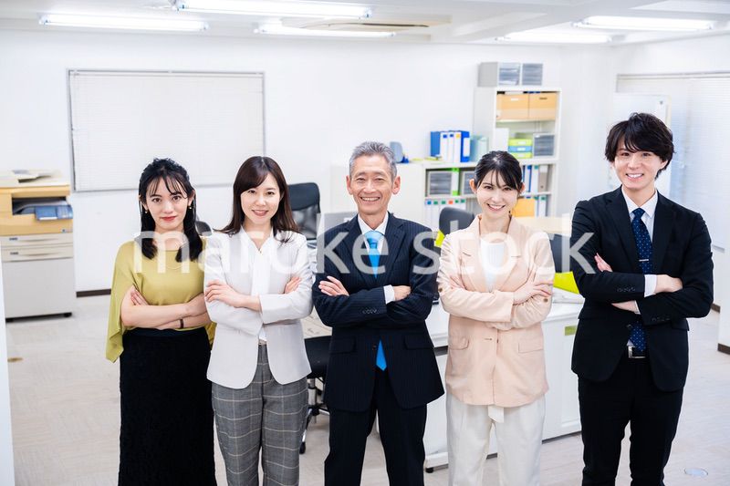 オフィスで働くメンバーの集合写真