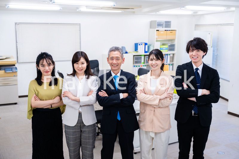 オフィスで働くメンバーの集合写真