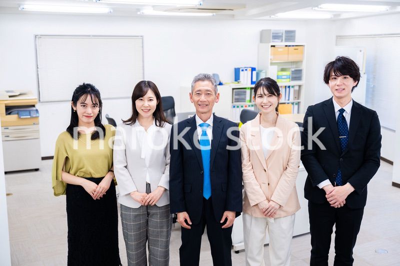 オフィスで働くメンバーの集合写真