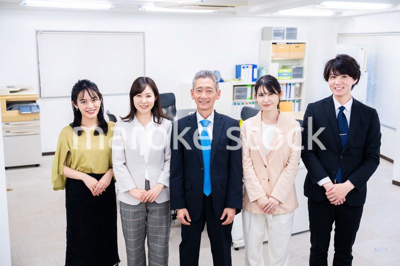 オフィスで働くメンバーの集合写真