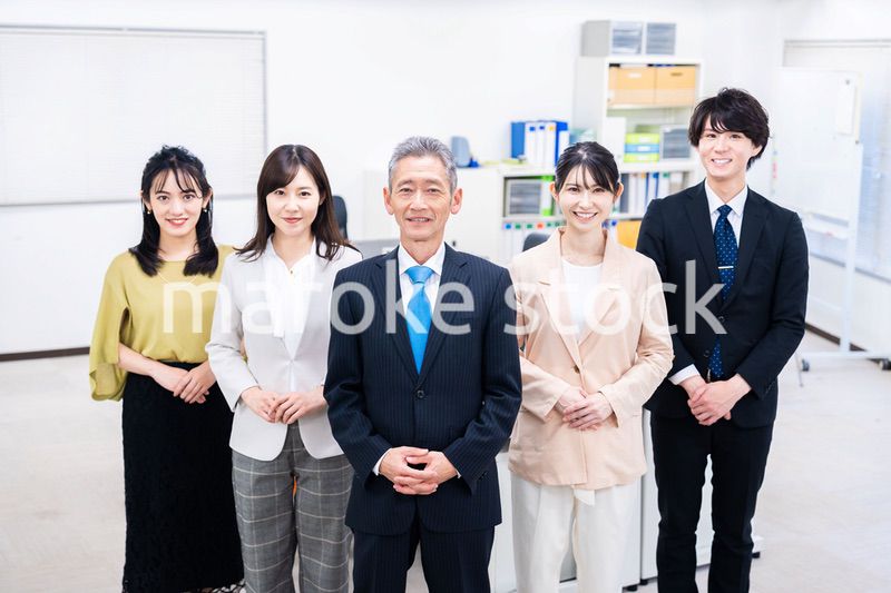 オフィスで働くメンバーの集合写真