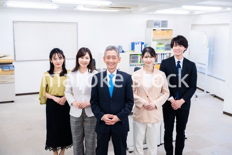 オフィスで働くメンバーの集合写真