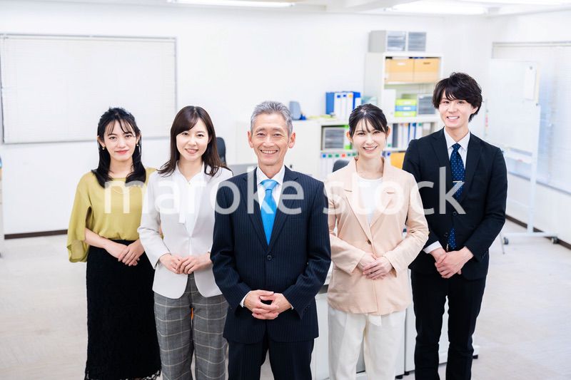 オフィスで働くメンバーの集合写真