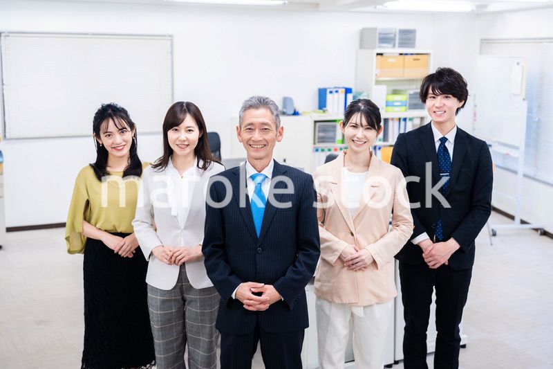 オフィスで働くメンバーの集合写真