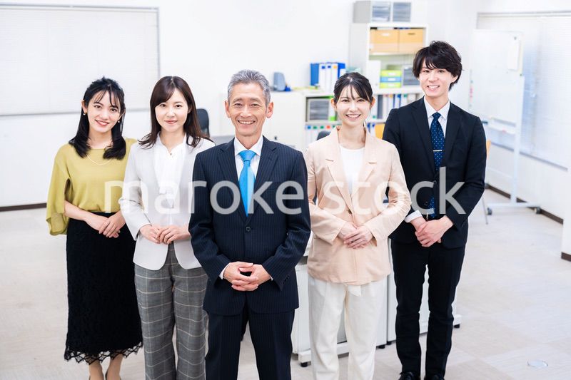 オフィスで働くメンバーの集合写真