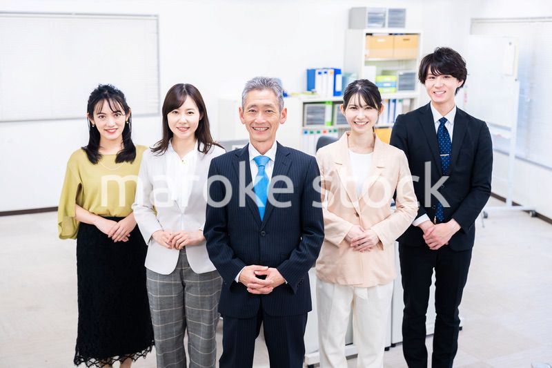 オフィスで働くメンバーの集合写真