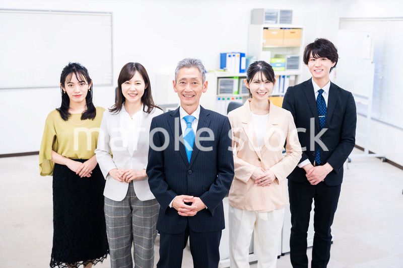 オフィスで働くメンバーの集合写真