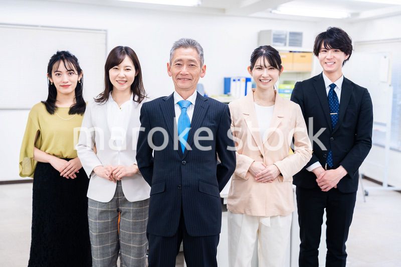 オフィスで働くメンバーの集合写真