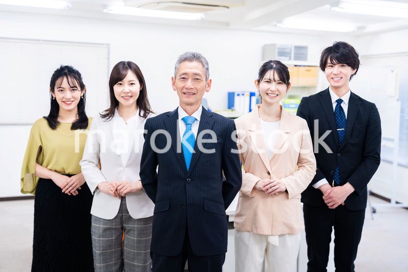 オフィスで働くメンバーの集合写真