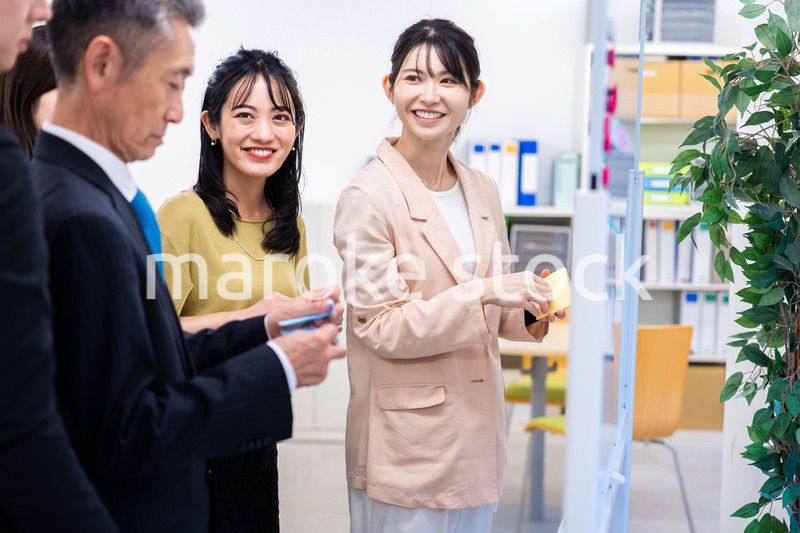 多様な意見を出し合うオフィスメンバー