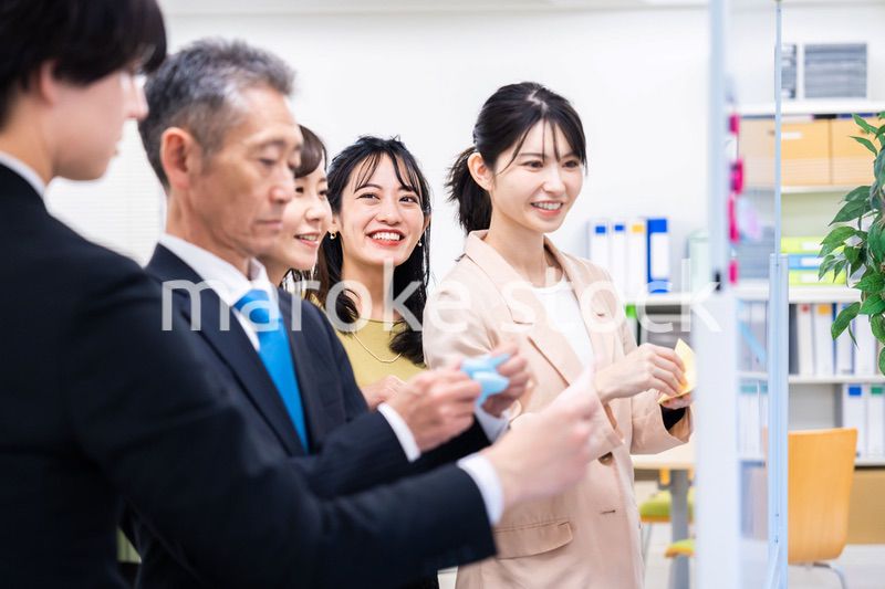 多様な意見を出し合うオフィスメンバー