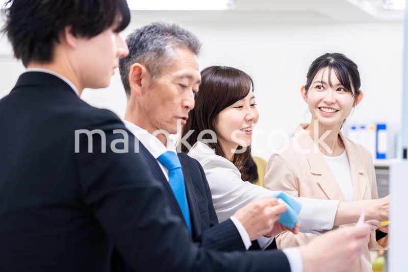 多様な意見を出し合うオフィスメンバー