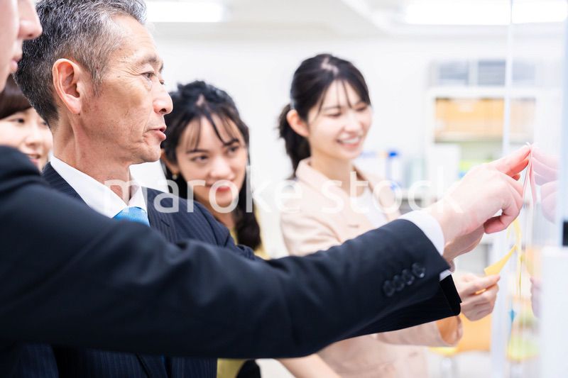 多様な意見を出し合うオフィスメンバー