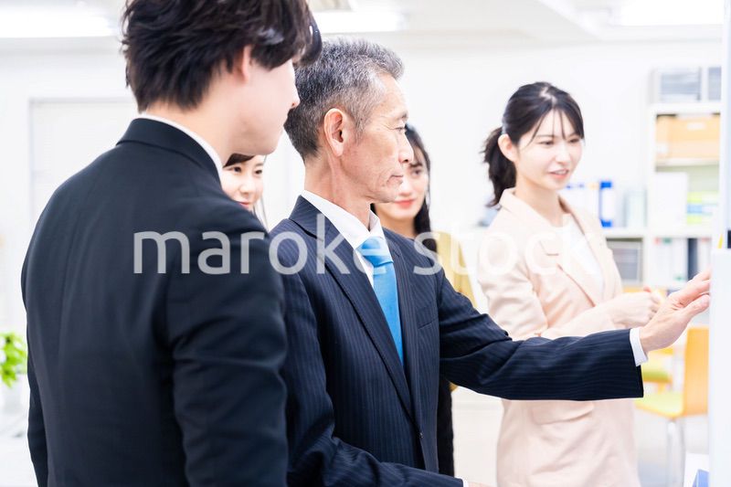 多様な意見を出し合うオフィスメンバー