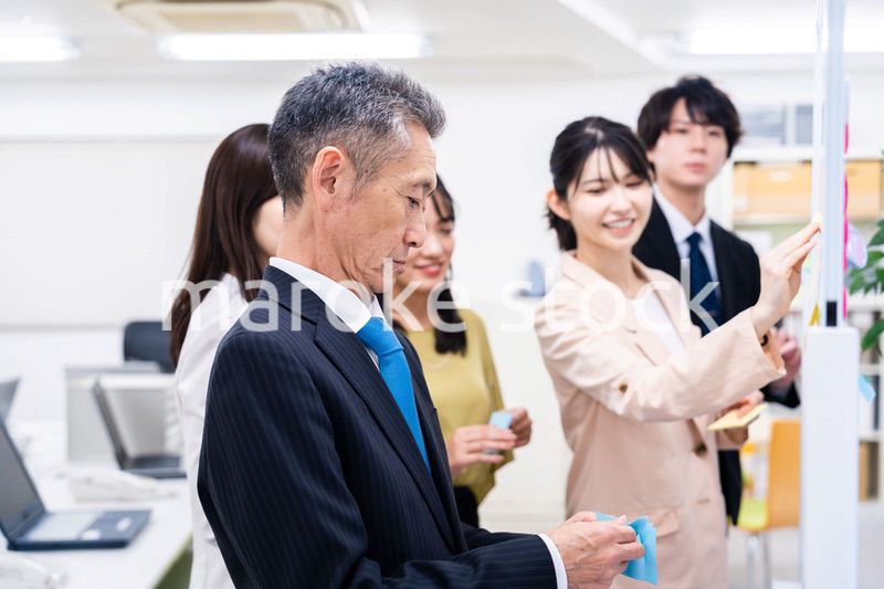 多様な意見を出し合うオフィスメンバー