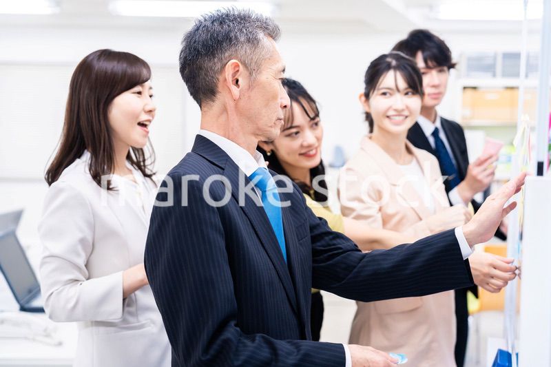 多様な意見を出し合うオフィスメンバー